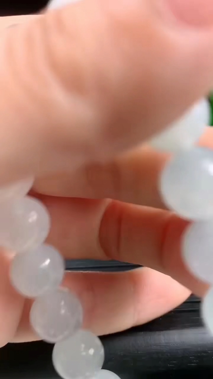 天然A货翡翠圆珠手串尺寸9.8-19颗重量:30.24g3月21日
工厂直销收藏佳品,种好水足，色泽均匀，有种有色，上手高大气！