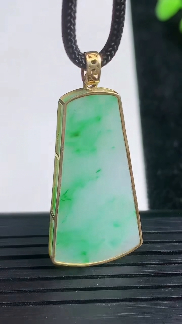 天然A货翡翠无事牌吊坠尺寸32.7-17.7-2.9重量:4.91g
3月21日