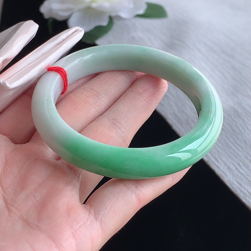 天然A货翡翠飘绿正装正圈手镯53-54圈口  
尺寸53-10.5-8.5mm 0318