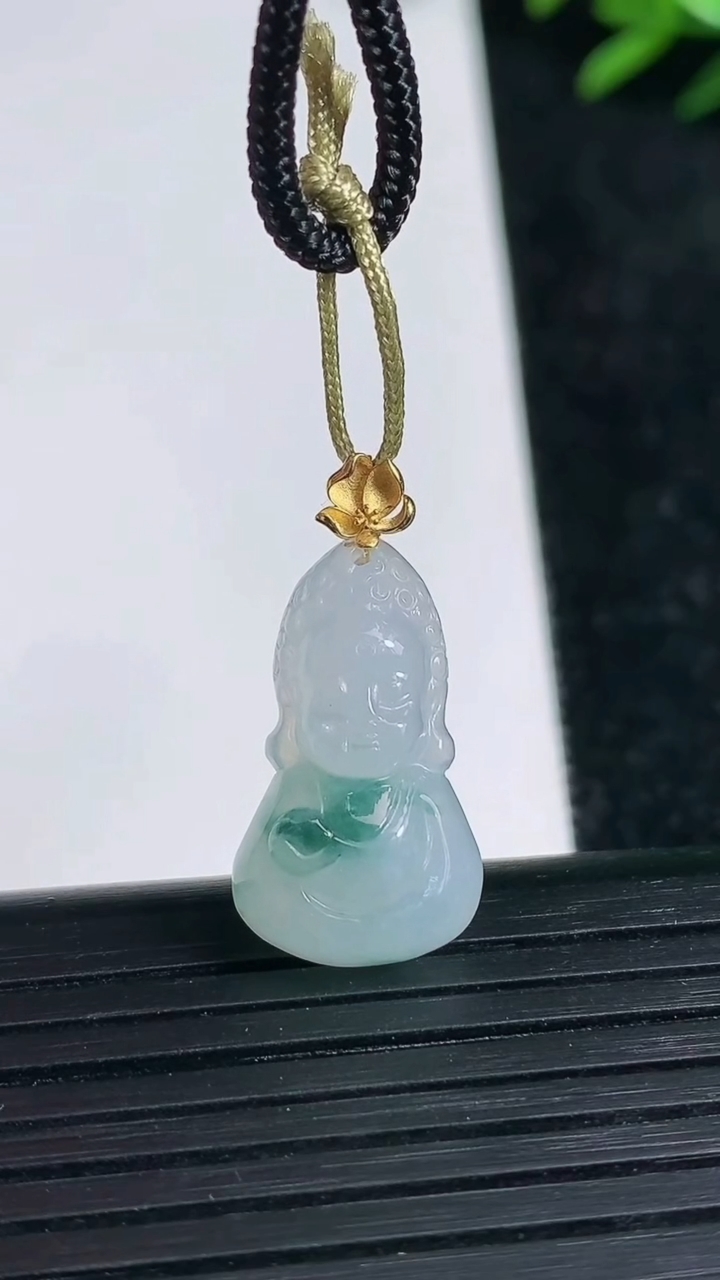 天然A货翡翠18K金飘花宝宝佛吊坠尺寸21.3-11.8-5.4重量:2.49g
3月21日