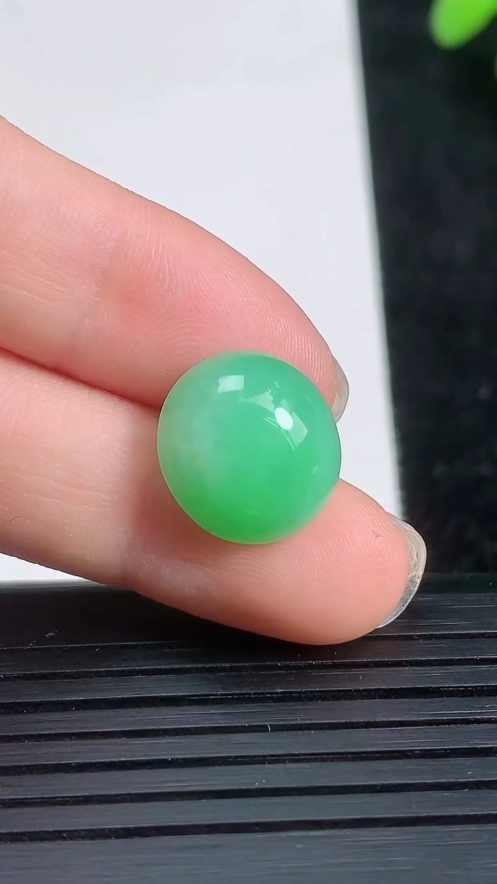 天然A货翡翠蛋面镶嵌件尺寸13.2-11.8-6.3重量:1.83g
3月21日
