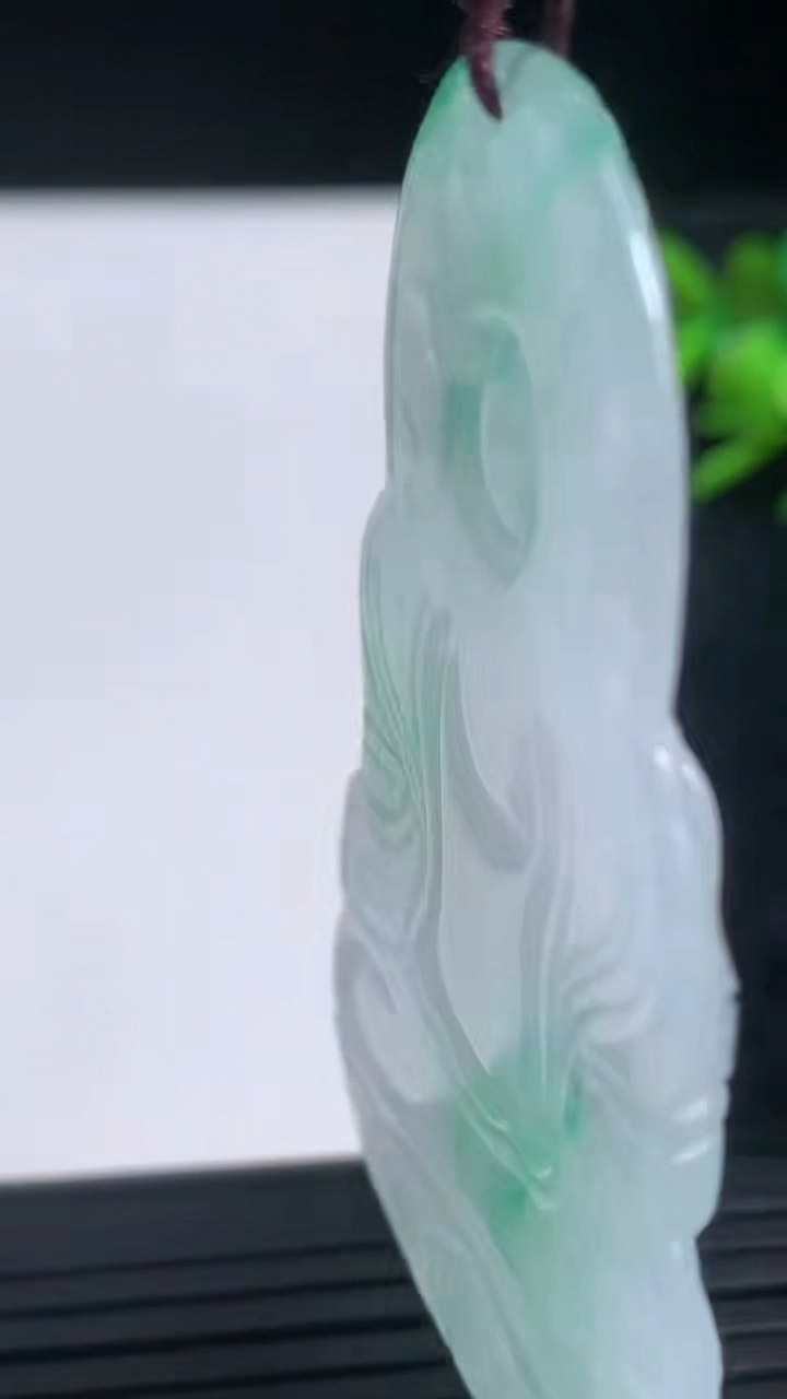 天然A货翡翠度母观音吊坠尺寸63.8-40.5-4.8重量:24.65g
3月21日