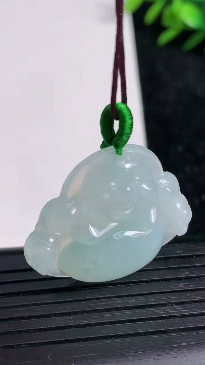 天然A货翡翠飘花佛公吊坠尺寸27.5-31.4-6.2重量:8.36g
3月21日