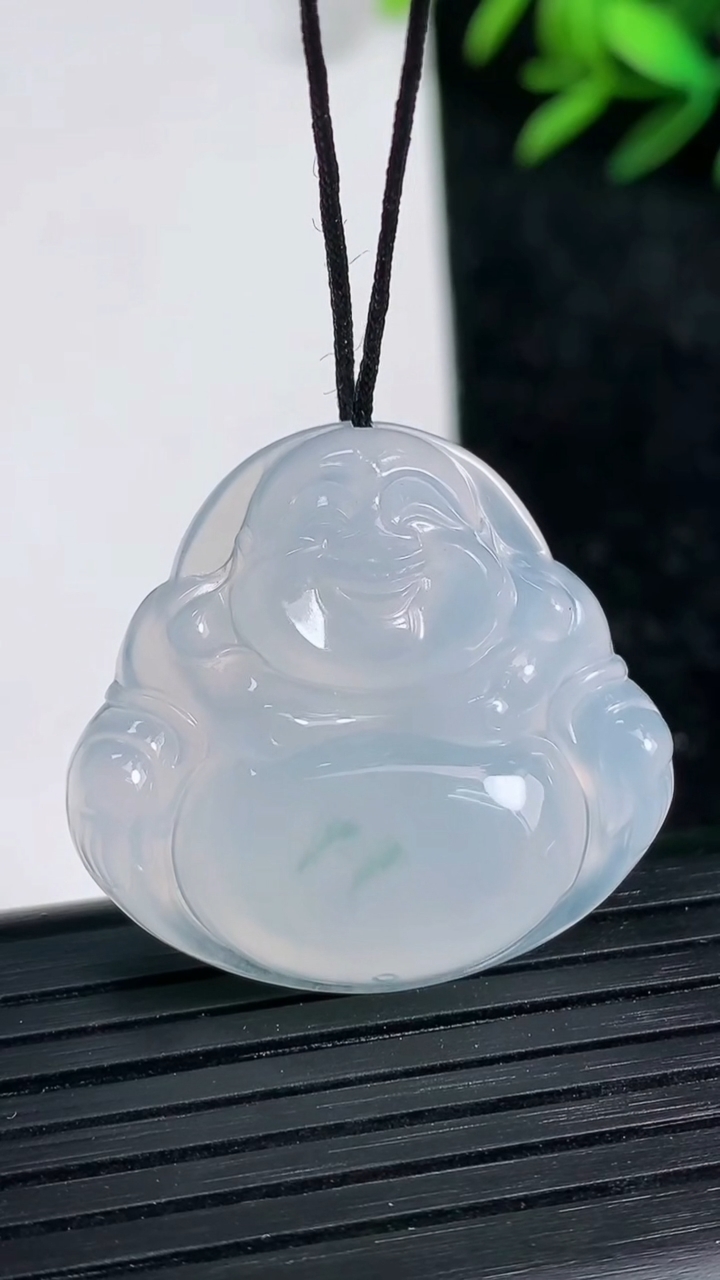 天然A货翡翠冰种飘花佛公吊坠尺寸28.1-30.2-5.6重量:8.46g
3月21日