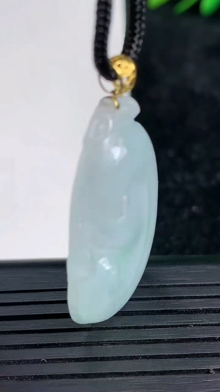 天然A货翡翠如意吊坠尺寸37-21.5-5.6重量:9.09g
3月21日