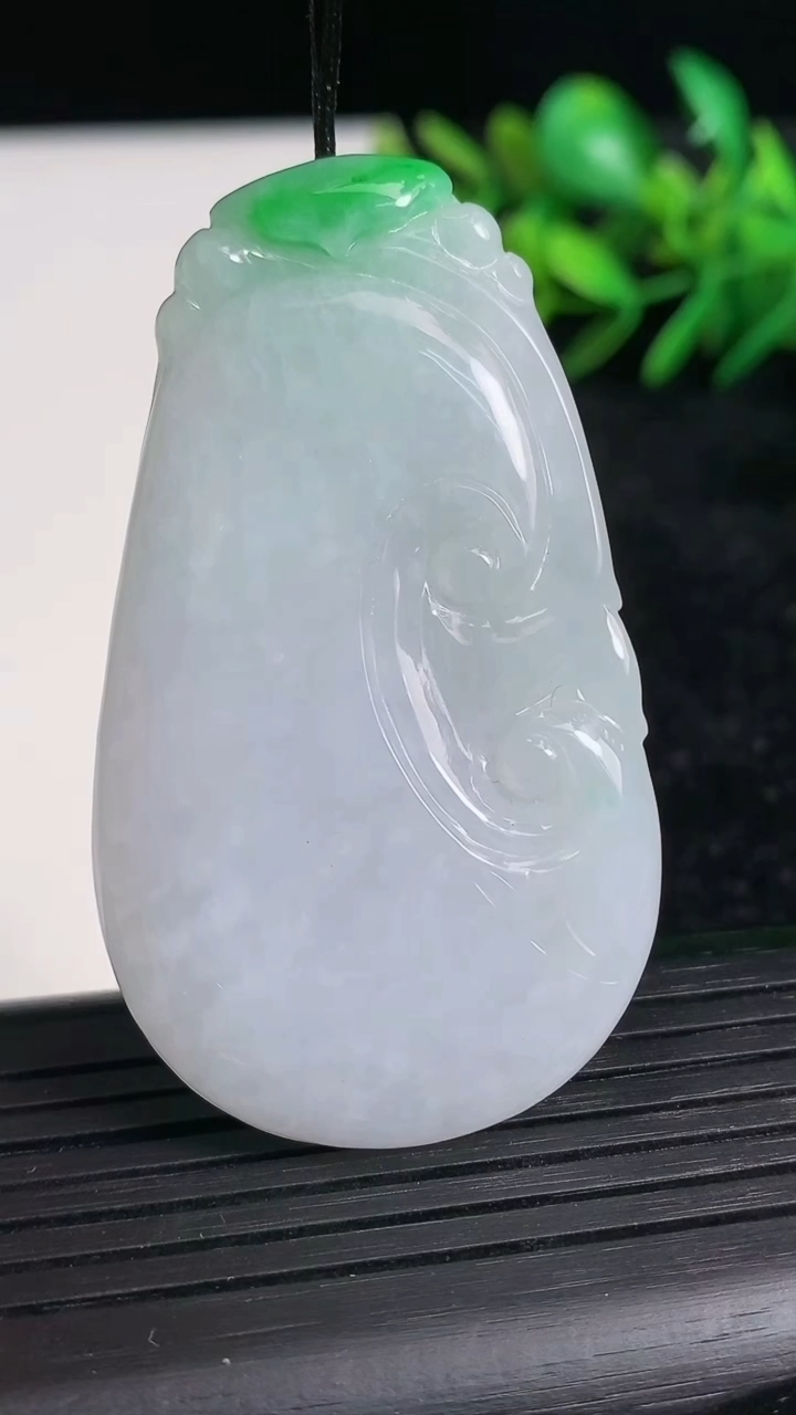 天然A货翡翠如意吊坠尺寸56-31.8-5重量:22.49g
3月21日