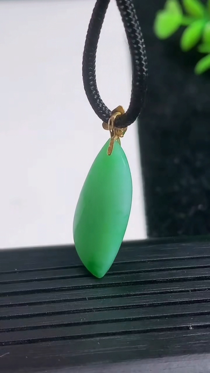 天然A货翡翠随形吊坠尺寸25.4-9.2-5.4重量:2.68g
3月21日