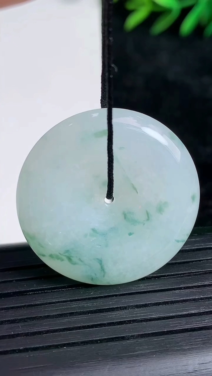 天然A货翡翠飘花平安扣吊坠尺寸29.4-5.2重量:10.45g
3月21日