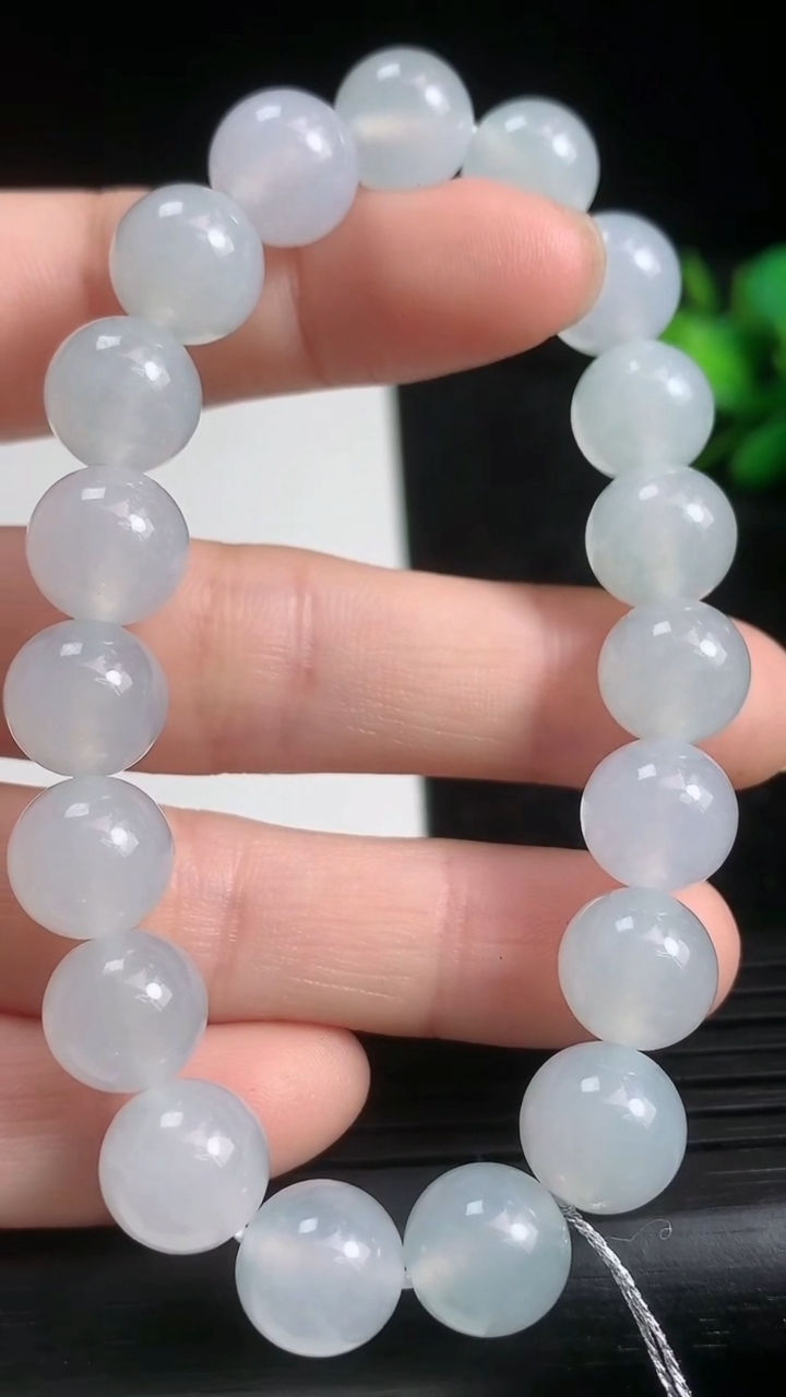 天然A货翡翠圆珠手串尺寸9.8-19颗重量:30.24g3月21日
工厂直销收藏佳品,种好水足，色泽均匀，有种有色，上手高大气！