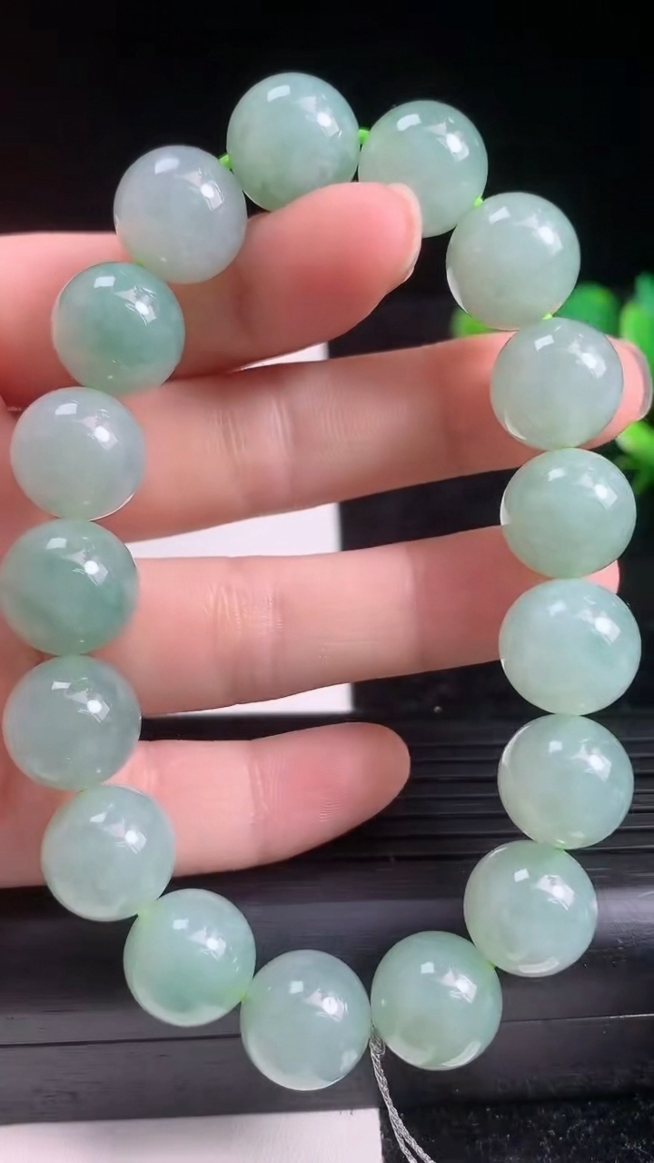 天然A货翡翠圆珠手串尺寸11.6-17颗重量:53.24g3月21日
工厂直销收藏佳品,种好水足，色泽均匀，有种有色，上手高大气！