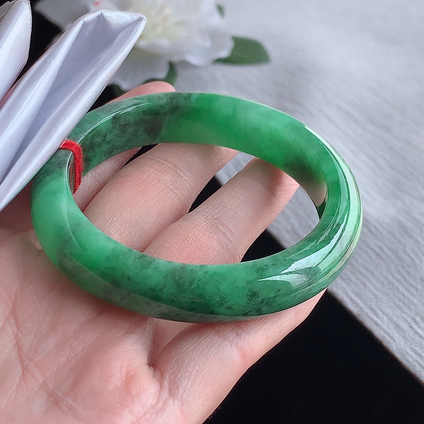 天然A货翡翠满绿辣绿正装正圈手镯53-54圈口  
尺寸53-11.8-7.7mm 0318