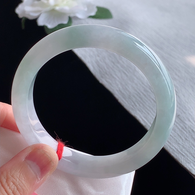 天然A货翡翠晴水正装正圈手镯56-57圈口 
尺寸56.7-12.2-8.5mm 0318