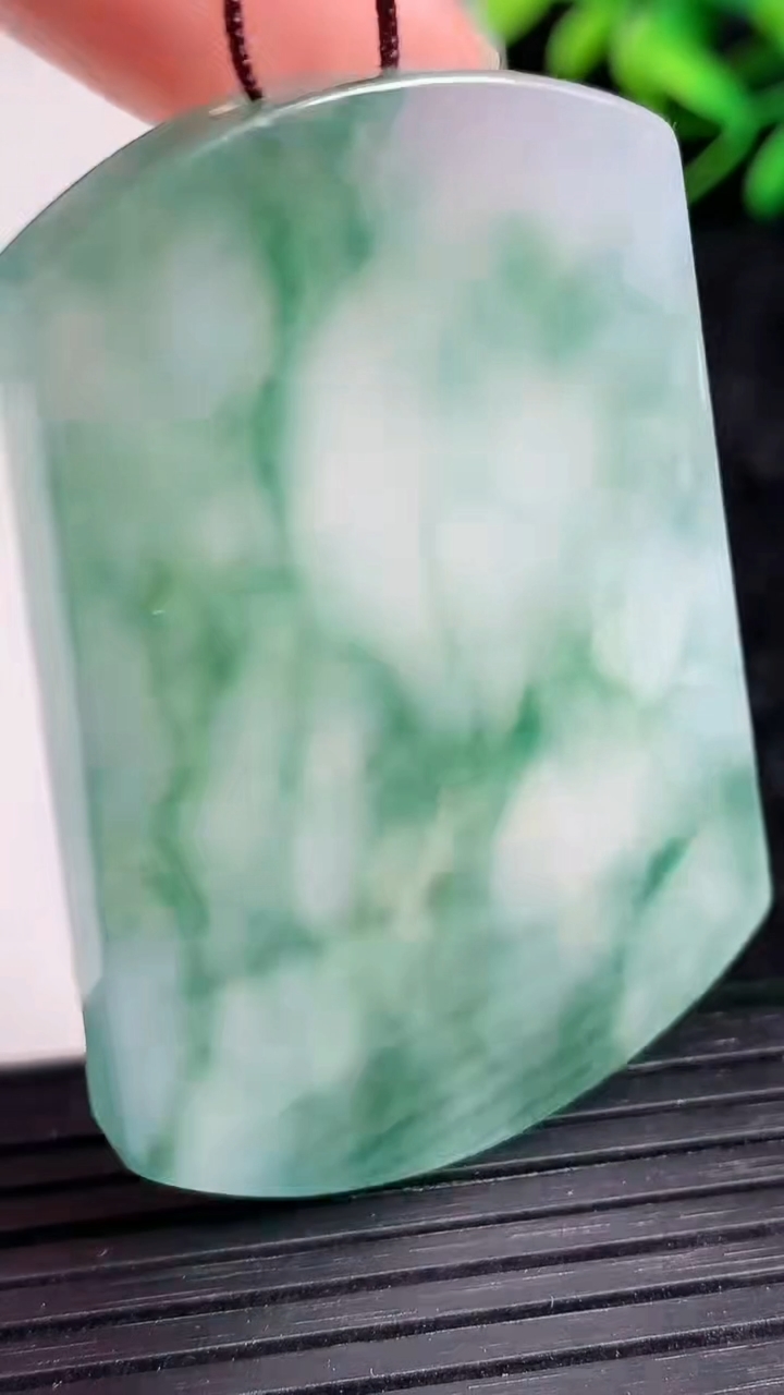 天然A货翡翠飘花无事牌镶嵌件尺寸50.6-34.5-4.9重量:27.74g
3月21日