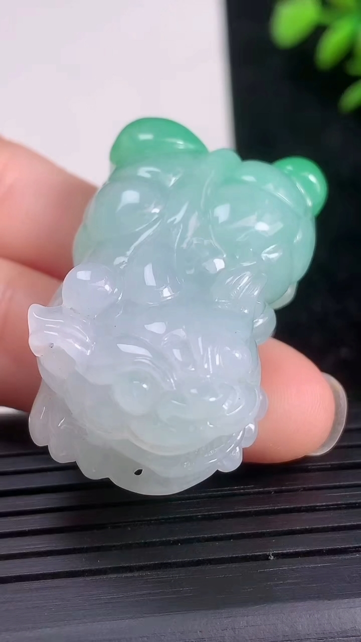 天然A货翡翠貔貅吊坠尺寸41.3-23.5-14.2重量:29.17g
3月21日