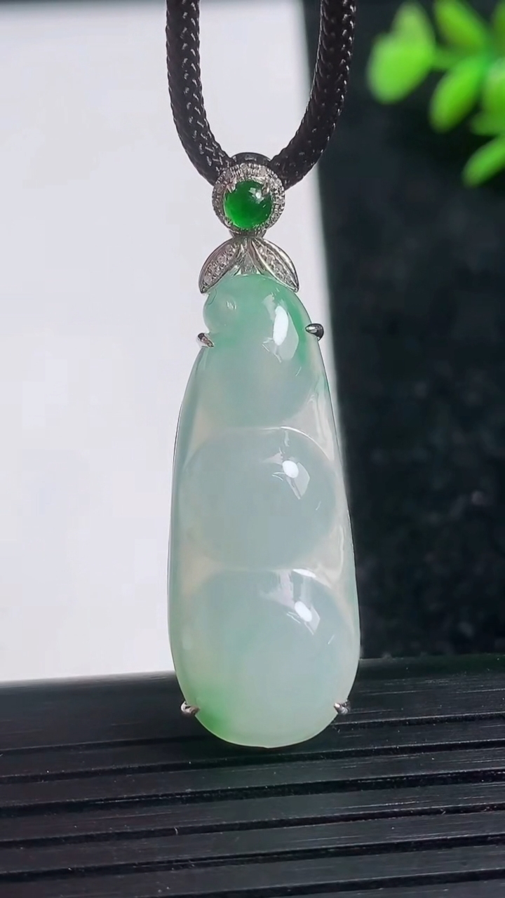 天然A货翡翠福豆吊坠尺寸40.7-12.7-7.6重量:6.07g
3月21日