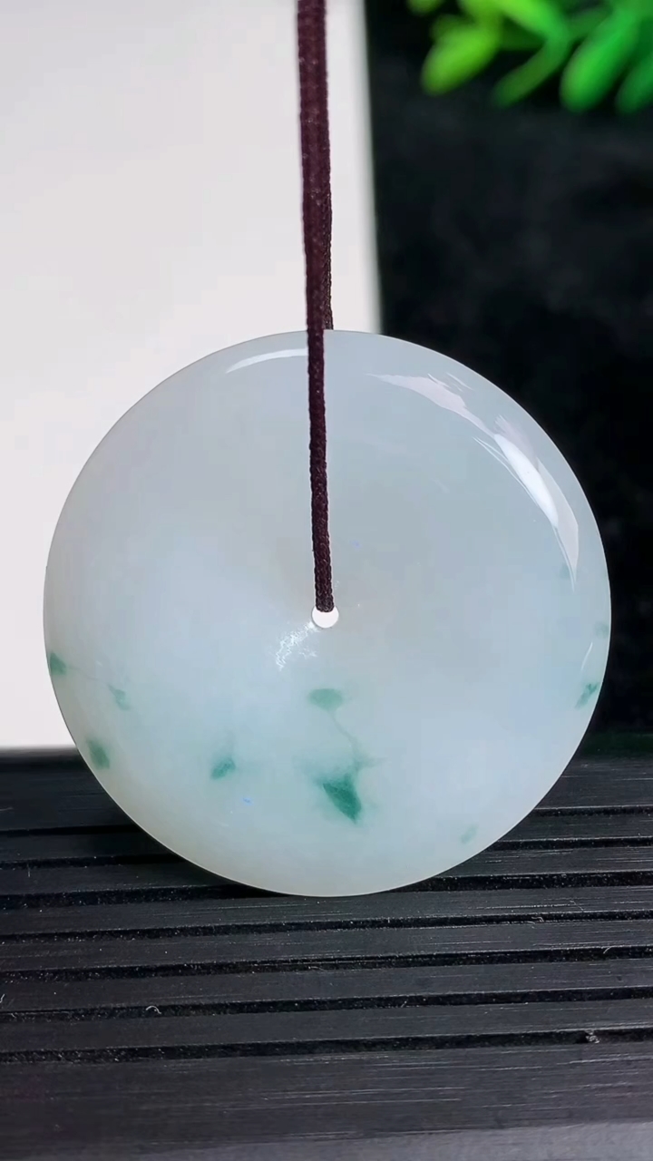 天然A货翡翠飘花平安扣吊坠尺寸33.9-5.4重量:14.33g
3月21日