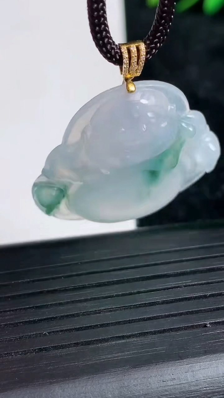 天然A货翡翠种飘花佛公吊坠尺寸30.8-32.6-5重量:8.64g
3月21日