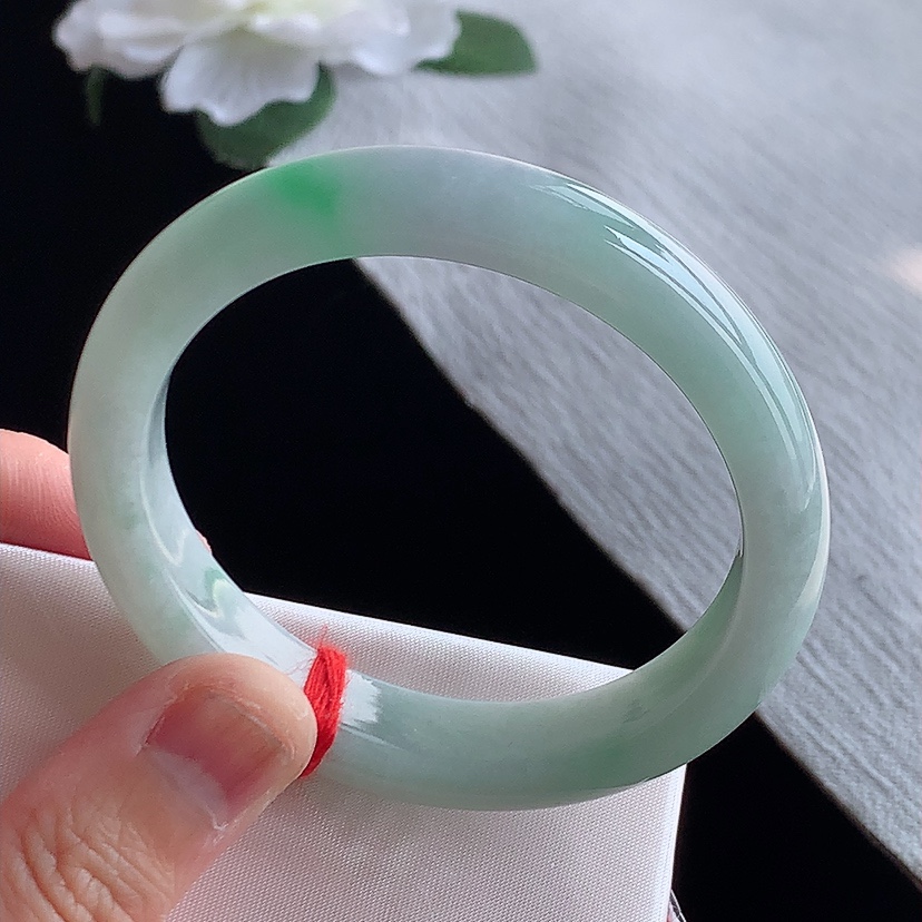 天然A货翡翠飘绿贵妃手镯53-54圈口 
尺寸53-47-12-7.6mm 0318