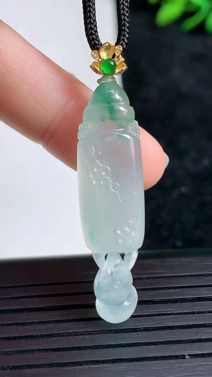 天然A货翡翠花瓶吊坠尺寸27.9-9.7-6.6重量:5.66g
3月21日
