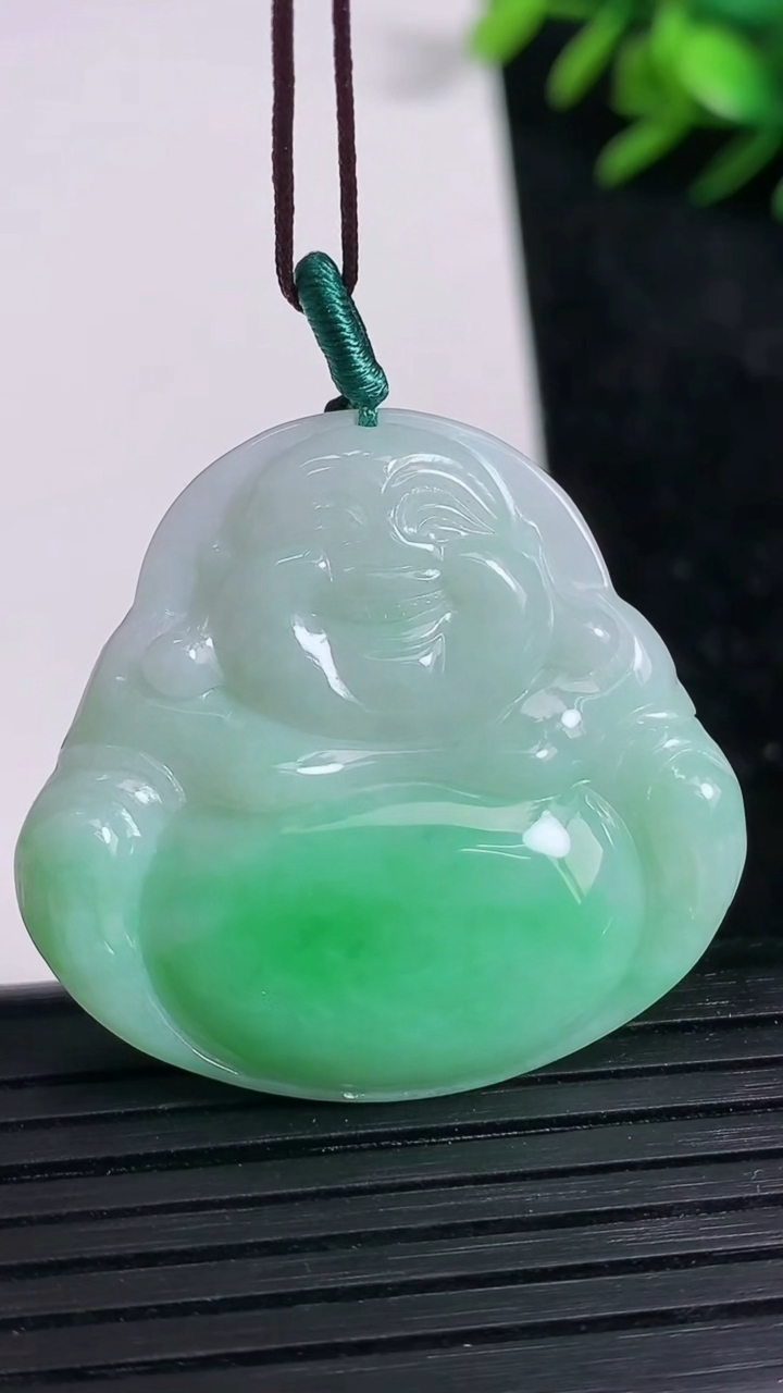 天然A货翡翠佛公吊坠尺寸33.3-35.6-5.3重量:11.44g
3月21日