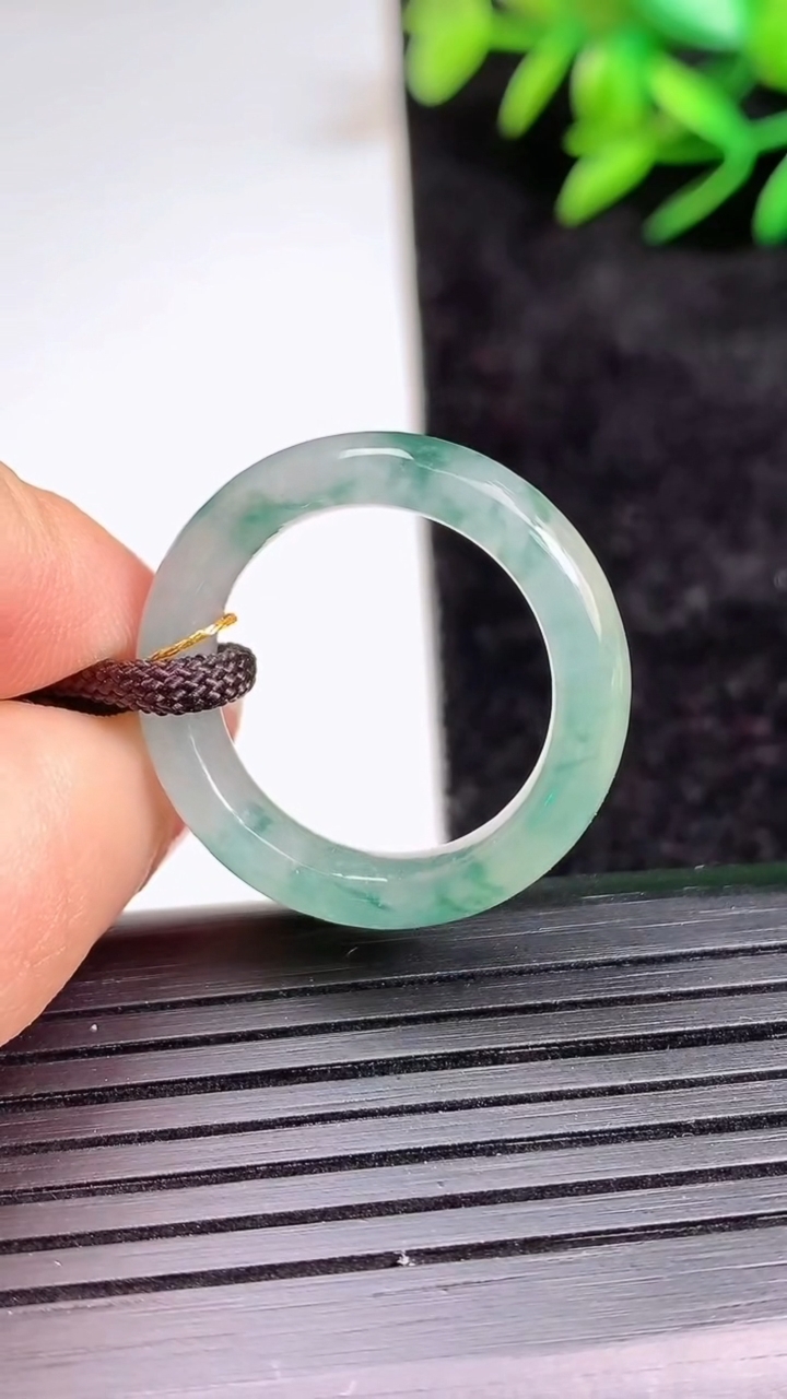 天然A货翡翠飘花指环戒指尺寸18-4.9-3.1重量:3.60g2026年3月21日
工厂直销收藏佳品,种好水足，色泽均匀，有种有色，上手高大气！