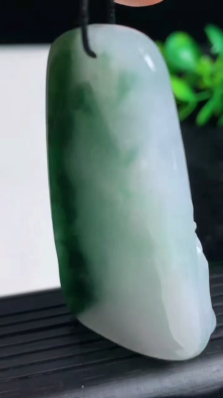 天然A货翡翠逍遥佛吊坠尺寸61.8-31-8.6重量:34.65g
3月21日