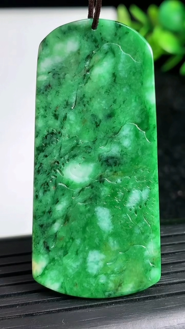 天然A货翡翠山水牌吊坠尺寸56.6-26.2-5.1重量:18.98g
3月21日
