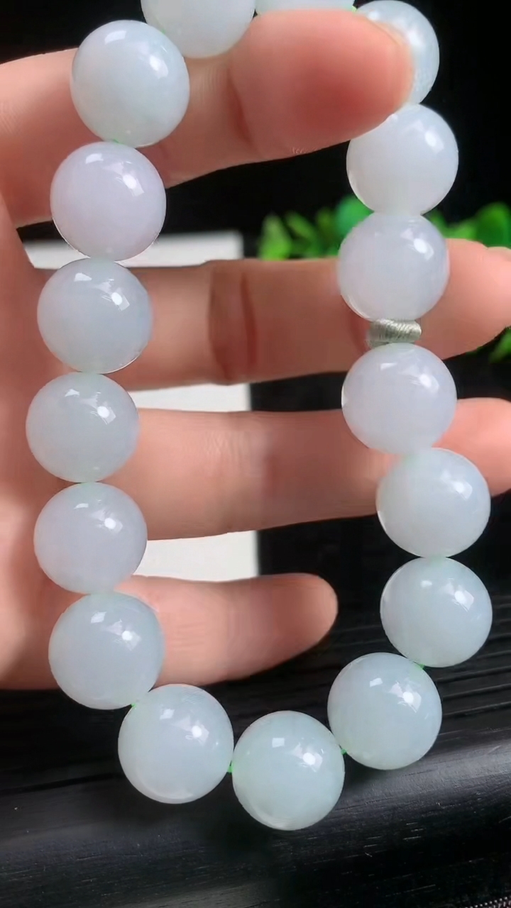 天然A货翡翠圆珠手串尺寸11.6-17颗重量:52.39g3月21日
工厂直销收藏佳品,种好水足，色泽均匀，有种有色，上手高大气！