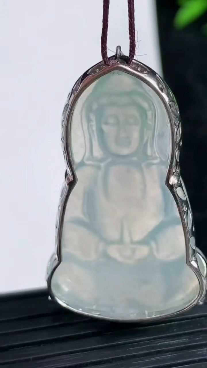 天然A货翡翠种白冰观音菩萨吊坠尺寸52.7-24.8-6.8重量:8.29g
3月21日