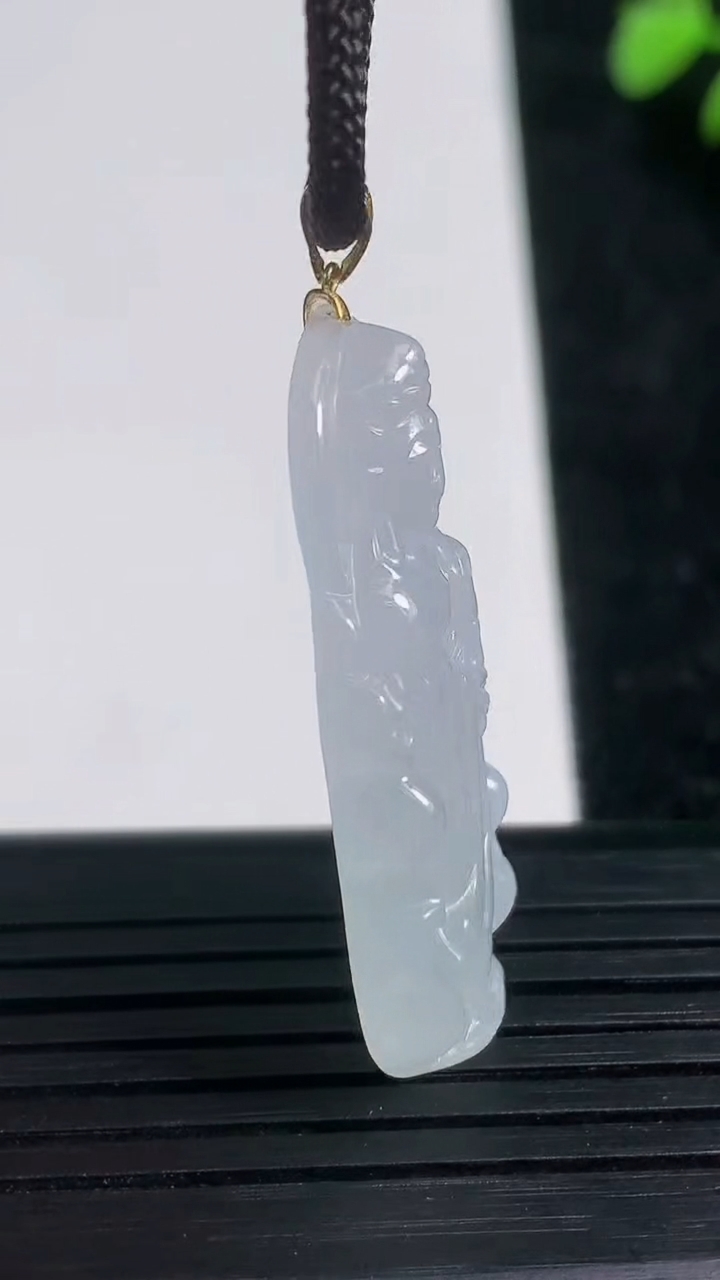 天然A货翡翠观音菩萨吊坠尺寸36.1-15.5-3.8重量:5.51g
3月21日