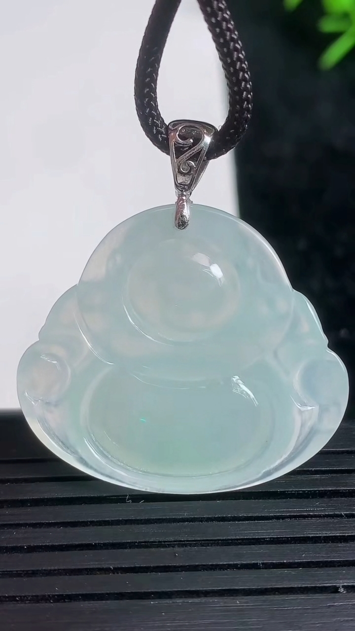 天然A货翡翠佛公吊坠尺寸28.6-32.8-5.4重量:8.83g
3月21日