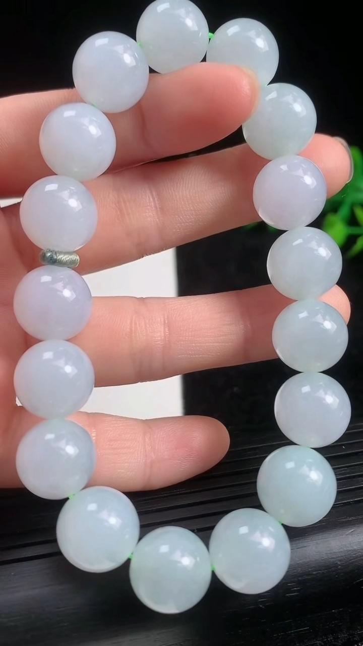 天然A货翡翠圆珠手串尺寸11.6-17颗重量:52.39g3月21日
工厂直销收藏佳品,种好水足，色泽均匀，有种有色，上手高大气！