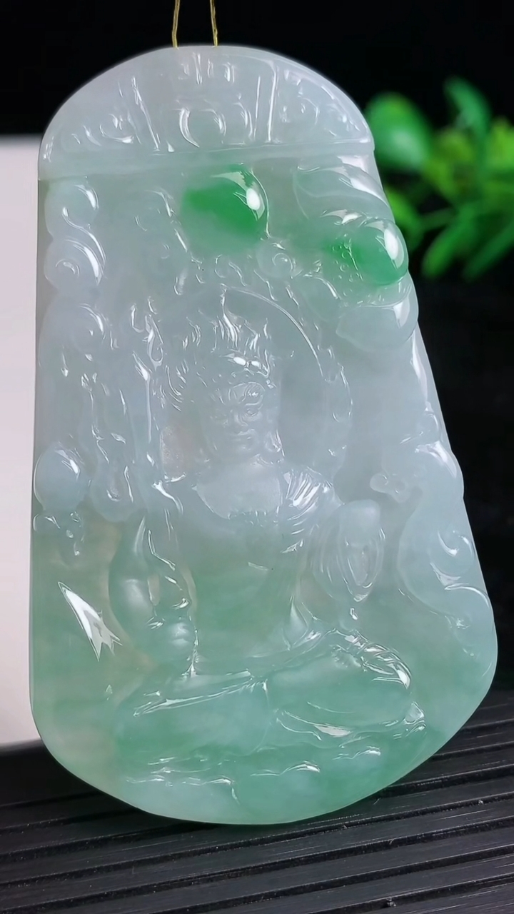天然A货翡翠不动明王吊坠尺寸68.1-41.5-5.1重量:34.45g
3月21日