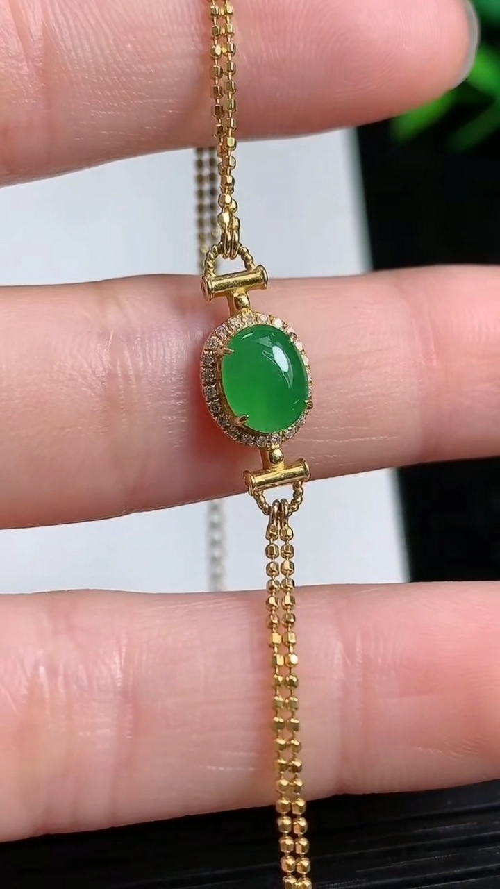 天然A货翡翠蛋面手链尺寸6.6-5.3重量:2.47g
3月21日