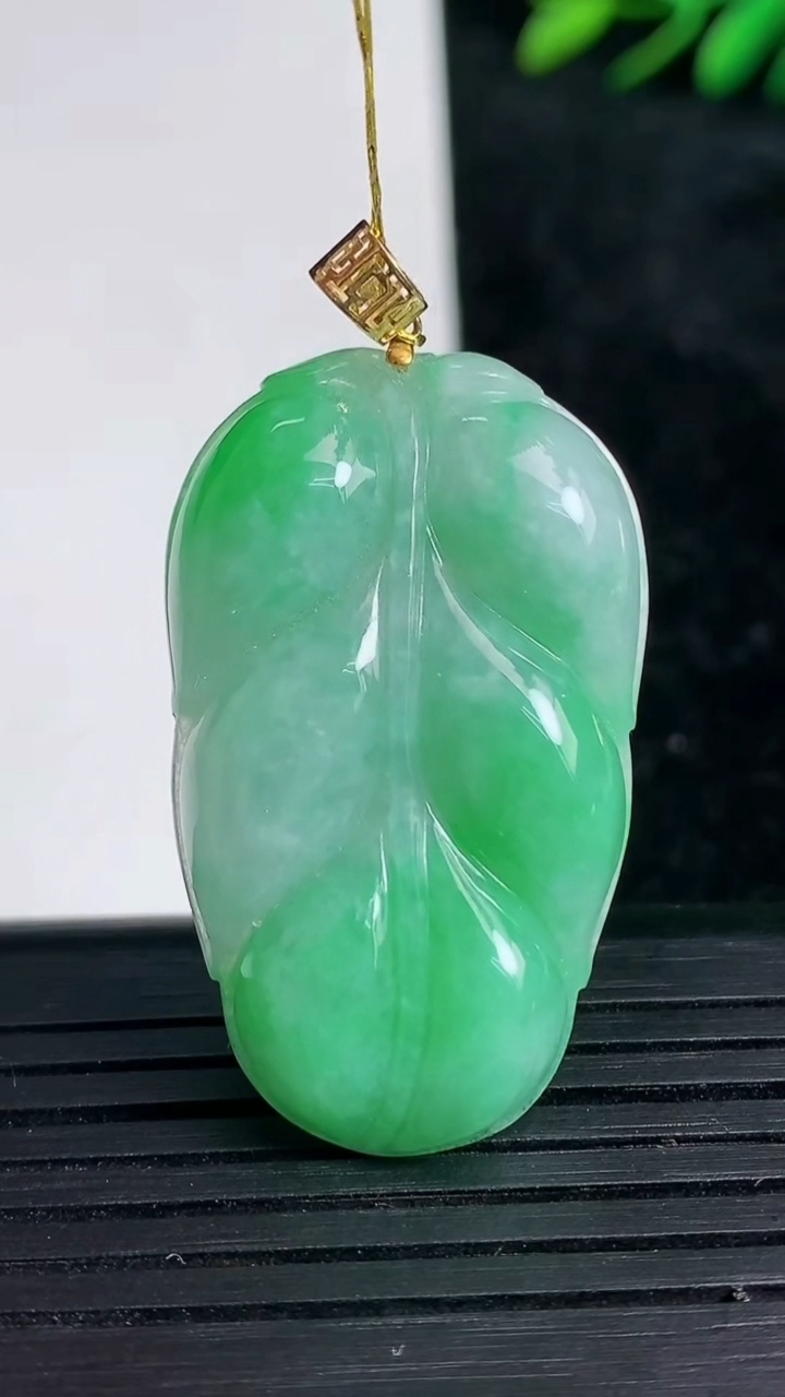 天然A货翡翠金枝玉叶 叶子吊坠尺寸37-22.2-5.8重量:9.61g
3月21日