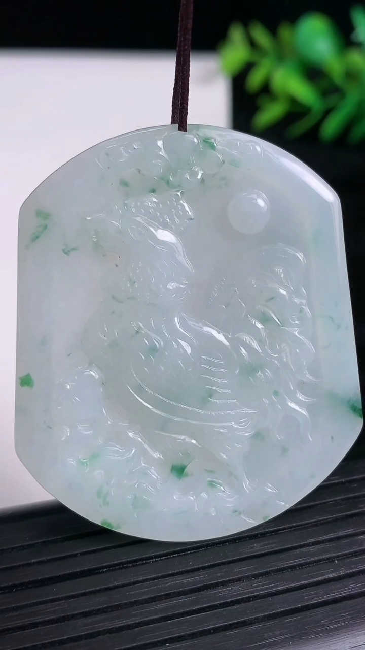 天然A货翡翠飘花生肖鸡吊坠尺寸49.5-42.2-3.7重量:20.59g
3月21日