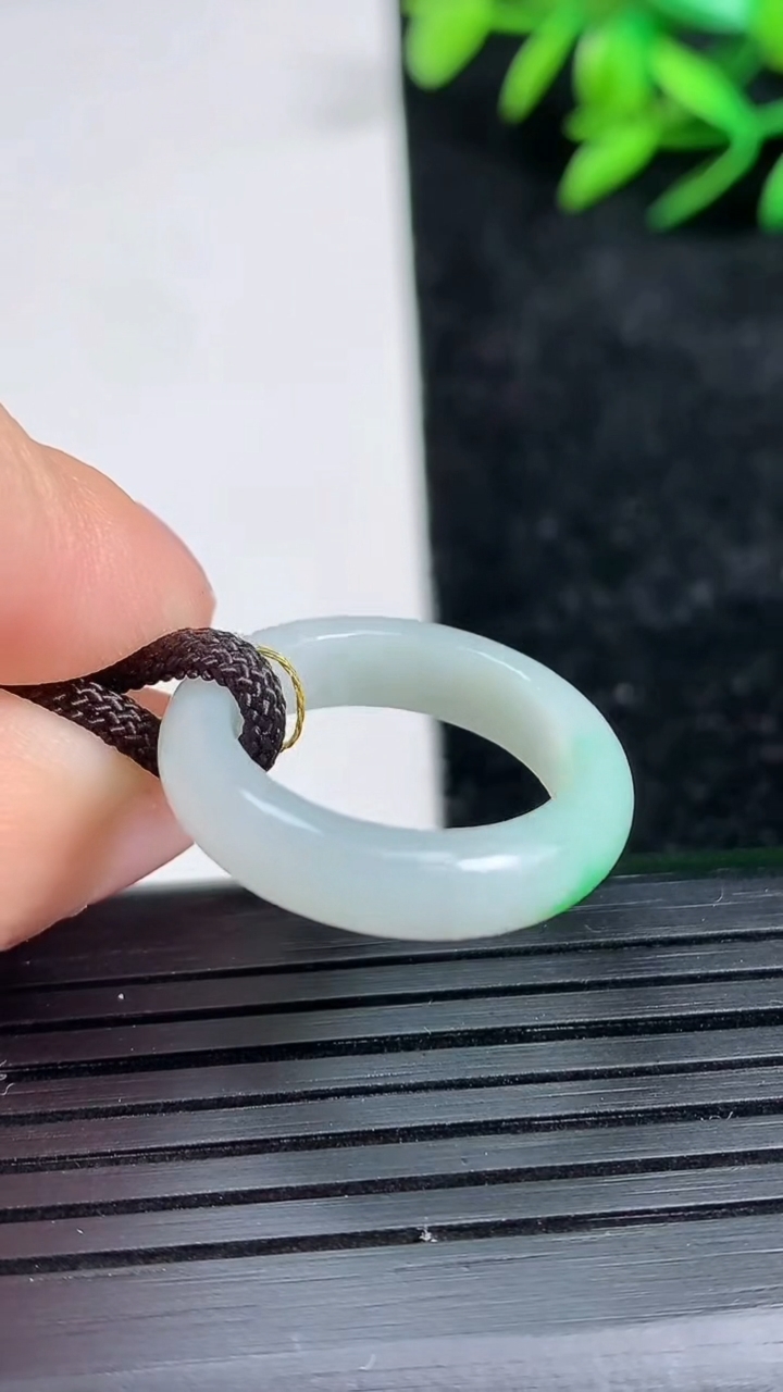 天然A货翡翠指环戒指尺寸16.2-4.3-2.6重量:2.69g2026年3月21日
工厂直销收藏佳品,种好水足，色泽均匀，有种有色，上手高大气！