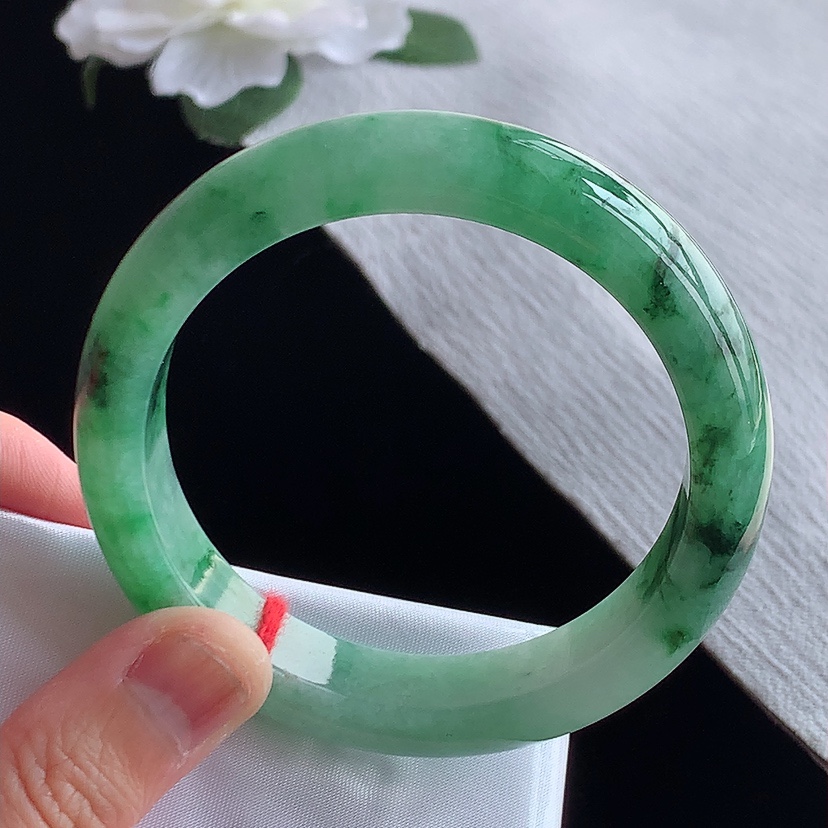 天然A货翡翠满绿辣绿正装正圈手镯56-57圈口 
尺寸56-13.2-8.5mm 0318