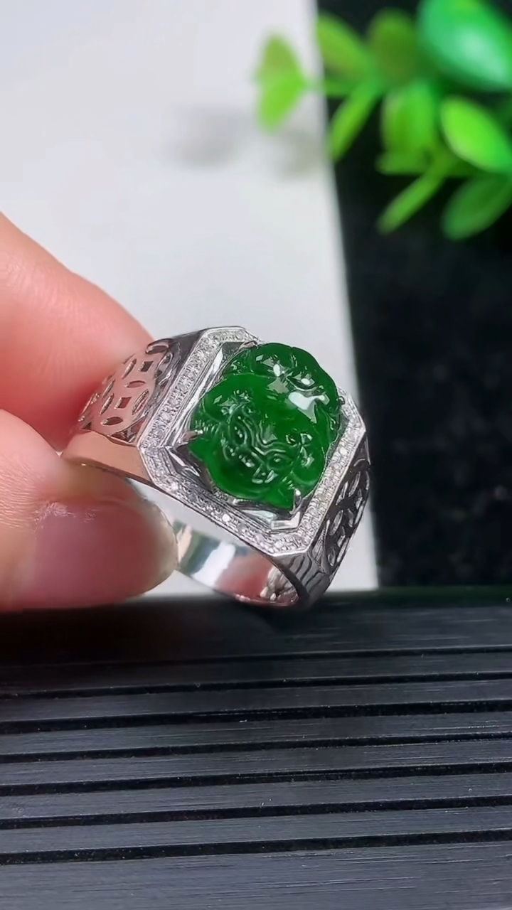 天然A货翡翠貔貅戒指尺寸19.6-11.8-9.3重量:5.10g2026年3月21日
工厂直销收藏佳品,种好水足，色泽均匀，有种有色，上手高大气！