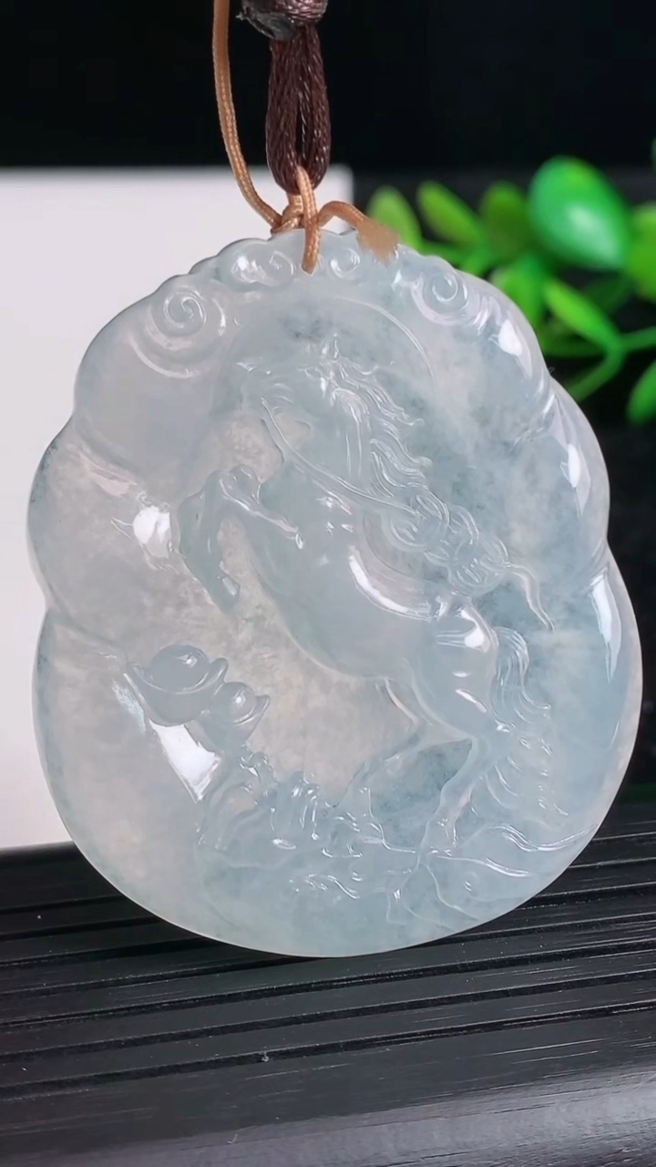 天然A货翡翠种白冰生肖马吊坠尺寸51.2-43-5重量:26.14g
3月21日