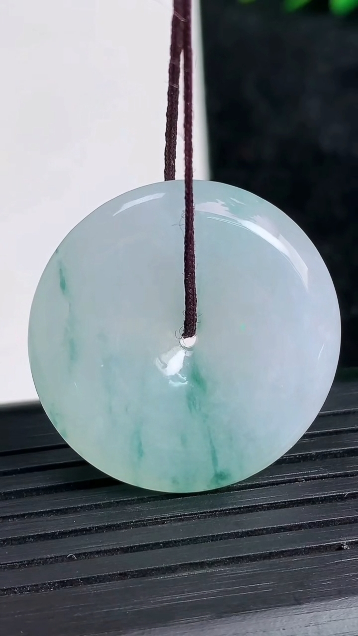 天然A货翡翠飘花平安扣吊坠尺寸29.2-6重量:11.52g
3月21日