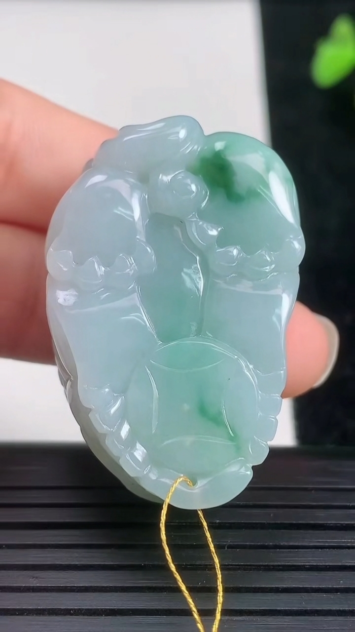 天然A货翡翠貔貅吊坠尺寸40.3-25.9-14.4重量:32.11g
3月21日