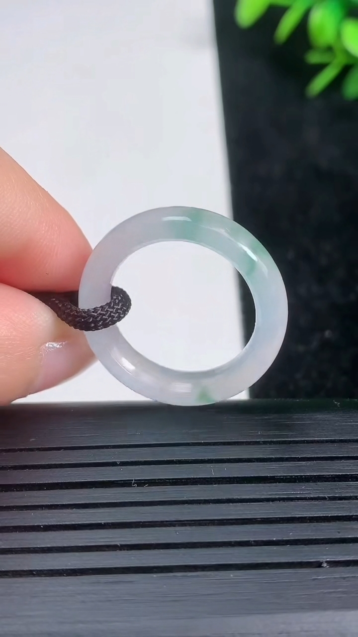 天然A货翡翠冰种飘花指环戒指尺寸18-4.8-3重量:3.60g2026年3月21日
工厂直销收藏佳品,种好水足，色泽均匀，有种有色，上手高大气！