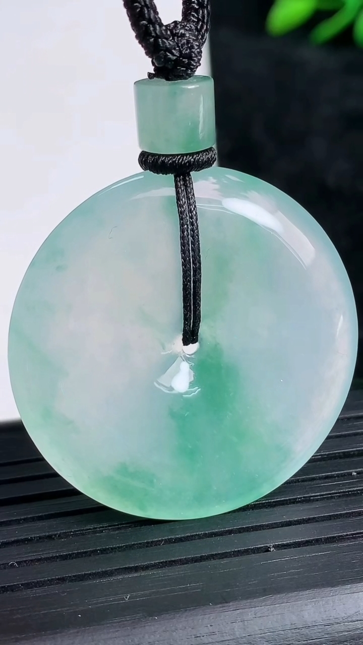 天然A货翡翠平安扣吊坠尺寸34.4-5.5重量:19.13g
3月21日