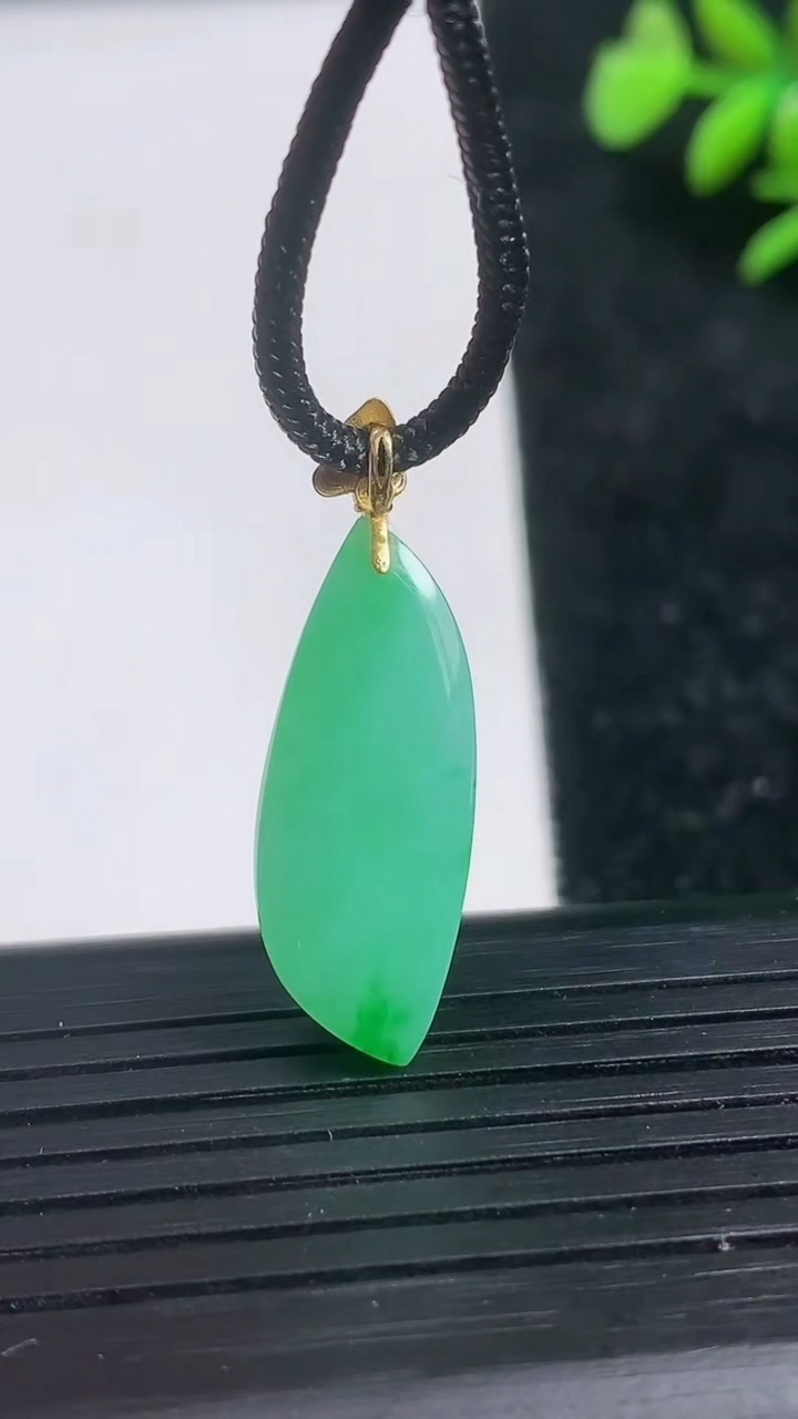 天然A货翡翠随形吊坠尺寸25.4-9.2-5.4重量:2.68g
3月21日