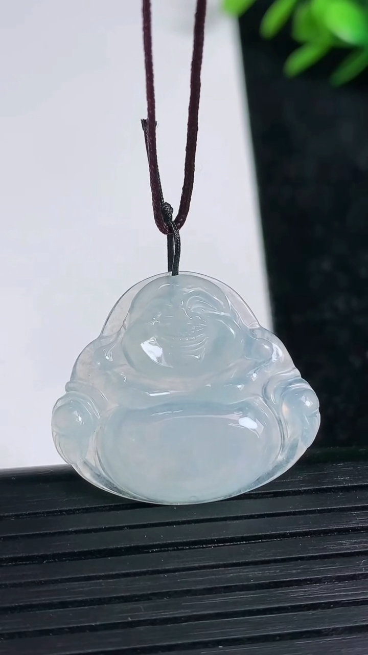 天然A货翡翠佛公吊坠尺寸23.6-27.4-3.9重量:4.40g
3月21日