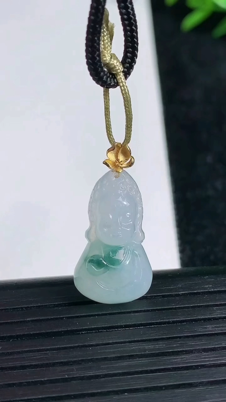 天然A货翡翠18K金飘花宝宝佛吊坠尺寸21.3-11.8-5.4重量:2.49g
3月21日