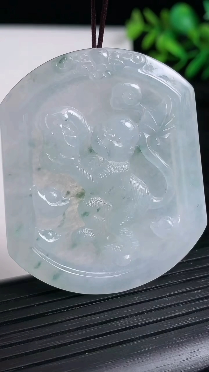 天然A货翡翠飘花生肖猴吊坠尺寸51.3-43.5-3.8重量:22.61g
3月21日