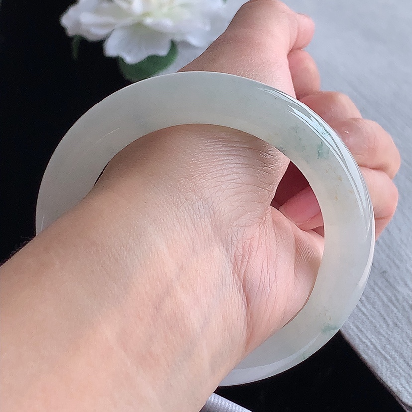 天然A货翡翠飘花胖圆条手镯55-56圈口  
尺寸55.8-11.6mm 0318