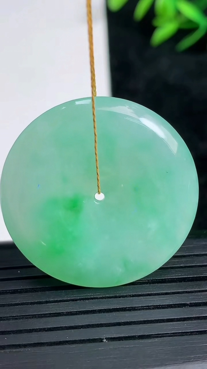 天然A货翡翠平安扣吊坠尺寸32.2-5.7重量:13.51g
3月21日